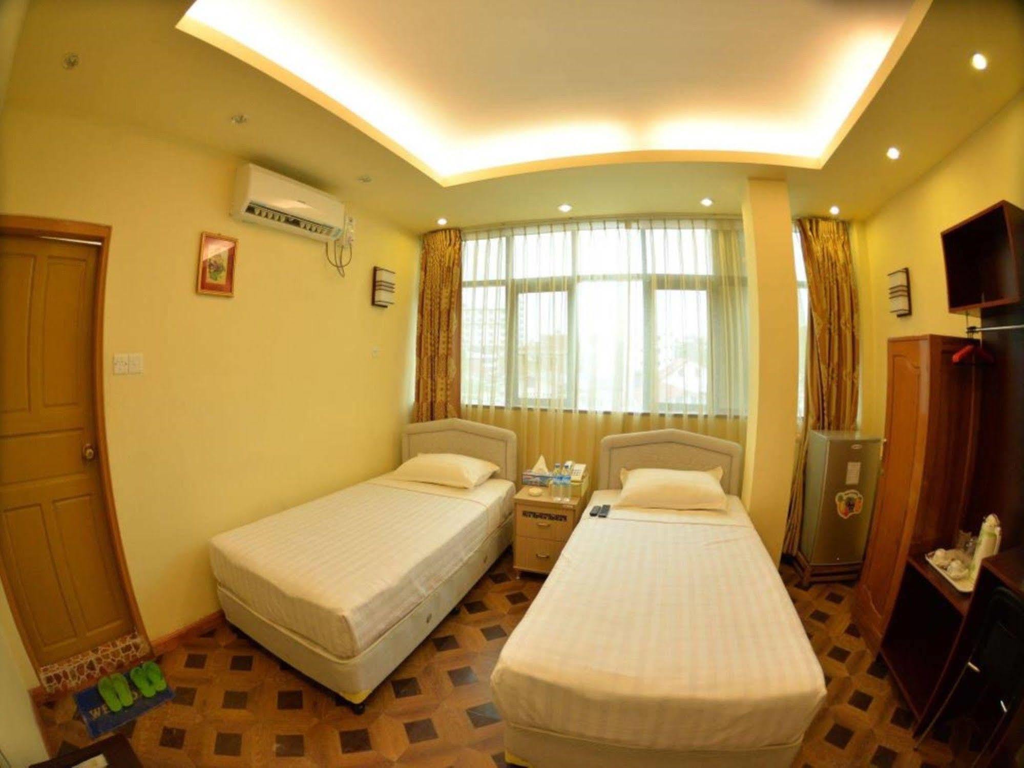 New Golden Forward Hotel Yangon Exterior photo